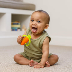 Infantino Lil' Nibbles, inel de dentiție din silicon texturat, jucărie de dentiție pentru bebeluși fără BPA, moale, ușor de ținut în mână, stimulare senzorială pentru sugari, morcov