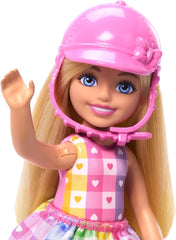 Păpușa Barbie Chelsea și Ponei - Înșuează-te pentru joacă și călărește în siguranță, șa și scărițe roz, include cască și rochie drăguță în carouri, pentru copii de la 3 ani în sus, HTK29
