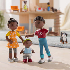 HABA 306696 - Set de joacă Little Friends Family Time, accesorii pentru păpușă flexibilă, vârste 3+