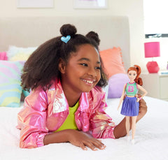 Poupée Barbie Fashionistas no. 232 avec cheveux roux, haut de sport en jersey imprimé B, jupe plissée violette, montre-bracelet et baskets, HYT90 Naty Shop Dolls