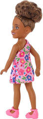 Barbie Chelsea Club – HGT07 – Păpușă, 15 cm, cu articulații, fetiță mestiză cu flori roz
