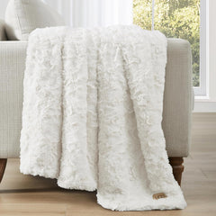 UGG Adalee 10483 Couverture douce en fausse fourrure, réversible, luxueuse, confortable, moelleuse, moelleuse, style hôtel, bohème, décoration de la maison, couvertures douces, luxueuses et confortables pour canapé, 178 x 127 cm, lits et couvertures UGG