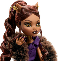 Monster High Doll House of Wolves Figurine de collection Clawdeen Wolf avec manteau en fausse fourrure jacquard veste violette robe pantalon doré et accessoires JDR66