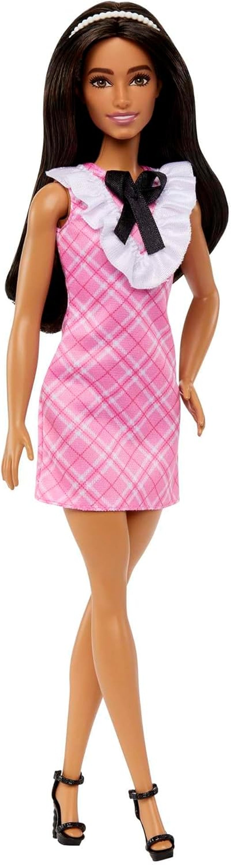 Poupée Barbie Fashionistas avec cheveux noirs et bandeau de perles portant une robe à carreaux rose avec nœud noir et col à volants pour 3 ans et plus HJT06
