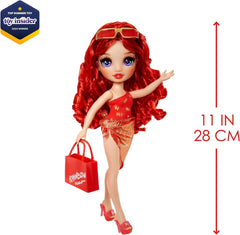 Rainbow High Swim & Style - Ruby (rouge) - poupée de 28 cm de haut avec paréo brillant, peut être portée de plus de 10 façons - maillot de bain extensible, sandales, accessoires de jeu - jouet - idéal de 4 à 12 ans Naty Shop Dolls