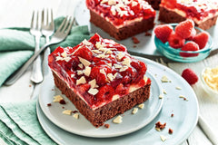 RUF Kleiner Himbeer-Schokokuchen, Mini-Kuchen Mit Feiner Puddingcreme, Himbeeren Und Weißen Schokoraspeln, Inkl. Forme arrière, 1X252G Mélange pour pâtisserie et cuisine Naty Shop