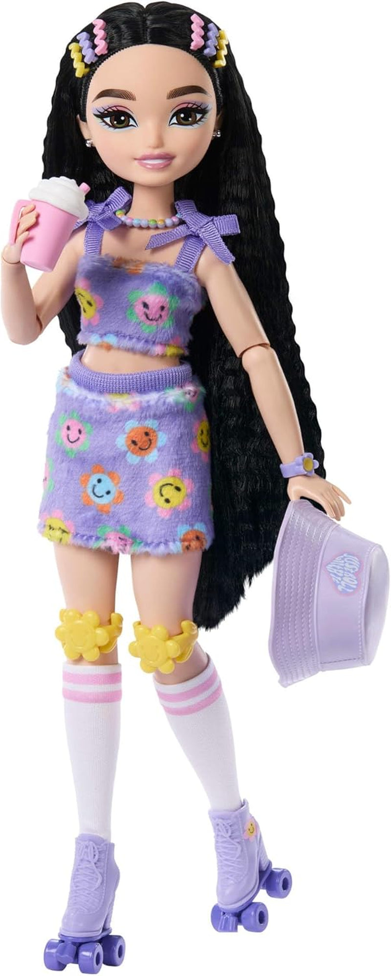 Dream Besties Poupée Barbie et accessoires, poupée Barbie Renee tendance avec patinage à roulettes et cheveux noirs, 12 accessoires thématiques avec vidéos et nourriture, JFX99