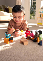 Hape Doll Family - Ensemble d'accessoires de maison de poupée en cuir foncé 6 pièces avec figurines en bois et en tissu, jeu de simulation, jouet éducatif, jouet d'apprentissage interactif pour enfants à partir de 3 ans