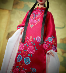 BARBIE Lunar New Year Barbie Puppe - Traditionelles Kleid in glücksbringendem Rot mit Pfingstrosenmuster, cyanblaue Schuhe mit pinken Troddeln, inspiriert von der Peking-Oper, HRM57