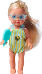 Simba Evi Love Travel, 2 modèles assortis, UN seul article sera livré, poupée dans une valise à roulettes, porte un maillot de bain à volants, comprend des lunettes de soleil et de la glace, 12 cm, à partir de 3 ans