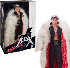 Poupée Ken de collection Barbie le film portant un grand manteau en fausse fourrure et un gilet à franges noir avec bandana, HRF31