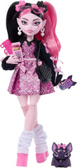 Poupée Monster High Draculaura en robe rose avec nœuds et cardigan noir avec chauve-souris Count Fabulous et 7 accessoires dont Ramen, rouge à lèvres et sac, JHK29