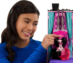 Casă de păpuși Monster High Buh-tique Hotel, set de joacă pliabil cu surprize înfricoșătoare în fiecare cameră și peste 13 piese de joacă, inclusiv mobilier și accesorii, JBF16