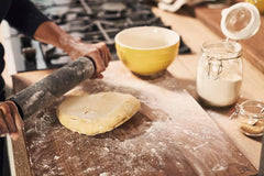 Rouleau à pâtisserie STAUB, Longueur : 45 cm, Largeur de rouleau : 26 cm, Silicone noir sans BPA et bois d'acacia, Manche ergonomique, Noir et marron