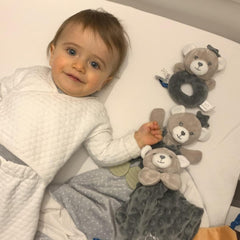 - Peluche avec hochet - Ours - 012290 - Gris - Polaire - Naissance - Peluche - Bébé - Apaisant - Doux - Lavable - 13 cm x 10 cm - Dès 0 mois Jouets bébé Naty Shop