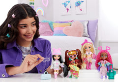 Barbie Extra Fly Reisepuppe - Mini Puppe mit Wüstenoutfit, glitzerndem Cape und Kaktus-Koffer, bewegliche Ellbogen und Knie für modebewussten Spielspaß, für Kinder ab 3 Jahren, HPB19