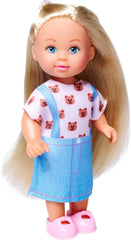 Poupée mannequin Simba Evi Love portant une jolie robe en jean, comprenant deux autres tenues avec d'adorables imprimés et des baskets, 12 cm, à partir de 3 ans