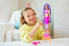 Poupée Sirène BARBIE - Inspirée de la série télévisée "Barbie : Hidden Magic" avec effet de changement de couleur et accessoires, cheveux roses de 19 cm de long à coiffer, pour les enfants à partir de 3 ans, HRP97