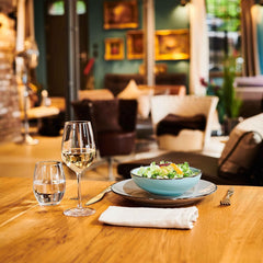 MÄSER Structure en métal, Service de table moderne pour 6 personnes avec structure couleur laiton, Service combiné de 24 pièces avec tasses sans rebord, Grès, Gris