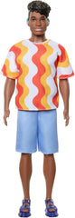 Barbie Fashionistas Ken poupée no. 220 Forme de corps large à bretelles dans une chemise amovible à motifs orange, un short et des sandales à plateforme, HRH23 Naty Shop Dolls Default Title
