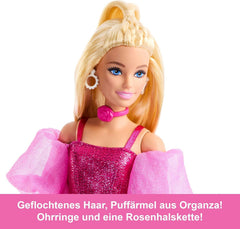 Păpușa Barbie Deluxe Style #5 într-o ținută roz metalizată, blondă, cu un top cu corset strălucitor și pantaloni strălucitori, cu accesorii precum un colier roz și o geantă de mână, JFP40