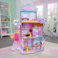 KidKraft Maison de poupée en bois Château de bonbons avec meubles et accessoires, maison de figurines de lama licorne, ascenseur de cornet de glace et chaise d'ours en gomme pour poupées, jouet pour 3 ans et plus, 20242