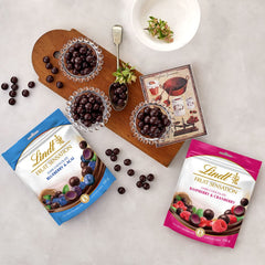 Lindt Chocolate Sensation Fruits Myrtille et Açaï | 150g | Sphère de chocolat noir fourrée aux fruits raffinés à base de pomme | Cadeau de chocolat | Cadeau chocolat