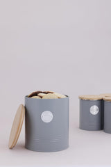 Collection LIVING, pot à biscuits avec couvercle | gris pastel | Boîte de rangement pour biscuits de 3,4 L | pot à biscuits en acier avec couvercle | Bocaux de conservation hermétiques en bambou avec couvercles Naty Shop Boîtes de conservation des aliments