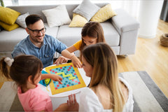 Mattel Games Scrabble Junior - Jeu de mots et jeu pour enfants, jeu de société adapté pour 2 à 4 enfants à partir de 6 ans, le design peut varier, version allemande, Y9670