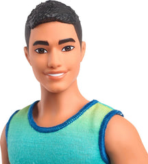 Păpușa Ken Barbie Fashionistas nr. 236 cu păr negru, maiou albastru-verzui ombré, pantaloni scurți din denim și adidași argintii, HYV00