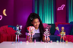 Monster High Scary Sweet Birthday-Puppe, Draculaura im rosa Partykleid mit themenbezogenem Zubehör wie Einladung, Luftballon, Geschenk, Fächer und mehr, JBG74