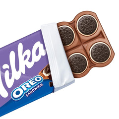 Milka Oreo Sandwich – Chocolat au lait alpin, fourré de morceaux croquants de biscuits Oreo et de crème onctueuse à la vanille – 92g