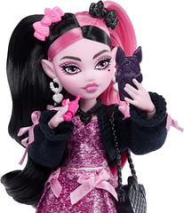 Poupée Monster High Draculaura en robe rose avec nœuds et cardigan noir avec chauve-souris Count Fabulous et 7 accessoires dont Ramen, rouge à lèvres et sac, JHK29