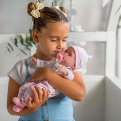 JC Toys- Berenguer Boutique 38 cm große realistische Babystoffpuppe mit offenen/geschlossenen 10-teiliges Geschenkset mit Flasche, Rassel, Schnuller & Zubehör Rosa Ab 2 Jahren