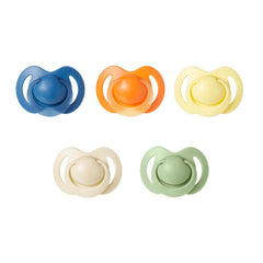 Nuby – Lot de 5 Sucettes et Sucettes Orthodontiques en Silicone Souple | 3 modèles pour le jour et la nuit | 2 modèles qui brillent dans le noir | Sans BPA | Forme semblable à un sein | Pour 18-36 mois