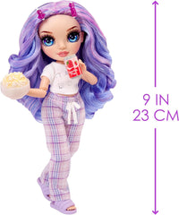 Rainbow High Junior High PJ Party Doll - Violet - 22 cm avec combinaison douce, chaussons et accessoires de jeu - Jouet pour enfants - Idéal pour les 4-12 ans