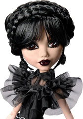 Păpușa Monster High Wednesday, figurină de colecție Rave'N Wednesday în rochie gotică neagră, inspirată de scena dansului, accesorii premium și suport pentru păpuși, HXJ03