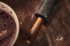 Rouleau à pâtisserie STAUB, Longueur : 45 cm, Largeur de rouleau : 26 cm, Silicone noir sans BPA et bois d'acacia, Manche ergonomique, Noir et marron