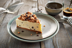 RUF Cookie Dough Cake Ohne Backen, Tortenboden Aus Keksteig Mit Frischkäse-Creme Und Schokoladenstückchen, Inkl. Kuchenform, 1X325G Mélange pour pâtisserie et cuisine Naty Shop