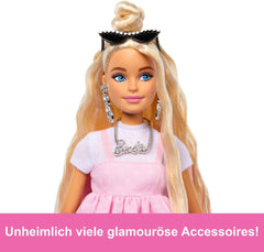 Poupée Barbie Deluxe Style no. 3 avec tenue Barbiecore, cheveux blonds en chignon haut, robe rose pastel avec nœud surdimensionné et accessoires comme des collants résille, HYV27 Naty Shop Dolls
