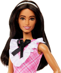 Barbie Fashionistas - Sportliche Puppe mit schwarzem Haar und perlenähnlichem Haarreifen, trägt rosafarbenes Karokleid mit schwarzer Schleife und gerüschtem Kragen, für Kinder ab 3 Jahren, HJT06