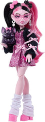 Monster High-Puppe, Draculaura mit rosa Kleid mit Schleifen und schwarzer Strickjacke, mit Fledermaus Count Fabulous und 7 Zubehörteilen wie Ramen, Lippenstift und Tasche, JHK29