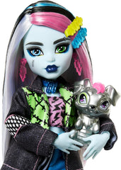 Poupée Monster High Frankie Stone en veste en jean et short, comprend un chien Watzie et des accessoires tels qu'un sac à dos, une collation et un carnet, HXH73 Naty Shop Dolls