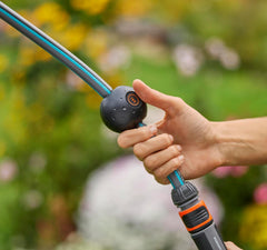 Gardena PowerRoll XXL Solo Dévidoir mural sans fil : enrouleur automatique avec tuyau d'arrosage de 40 m, guide de tuyau et RollControl, alimenté par batterie, résistant aux UV et au gel (18647-55)