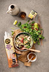 Tăiței lați de orez Wan Kwai 250g – Varietate autentică pentru Pad Thai, supe și multe altele. Vegani și fără gluten. Gata în 8 minute.