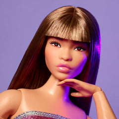 Barbie Looks Doll, figurine de collection n°. 24 ans avec cheveux bruns et mode moderne Y2K, robe bustier scintillante avec talons hauts à bout ouvert, poupées HRM16 Naty Shop