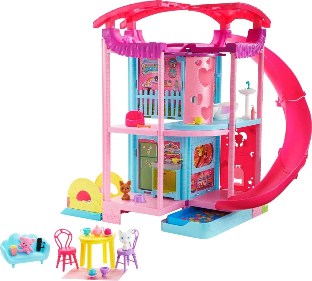 Căsuța de joacă Barbie Chelsea - 3 etaje cu funcție de transformare, zone de joacă secrete, lift, piscină, tobogan, 2 animale de companie și peste 20 de accesorii, pentru copii de la 3 ani în sus, HHX44