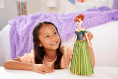 Mattel Disney Die Eiskönigin Singende Anna-Puppe - 30-sekündiger Song-Ausschnitt, klassisches Schlossoutfit, abnehmbarer weicher Rock, kämmbare Haare, für Kinder ab 3 Jahren, Deutsche Version, HMG41