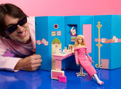 Barbie Signature conçue par Andrew Mukamal Modepuppe, ensemble avec 3 looks pour le jour et l'abend, accessoires inclus, avec support, JBH81