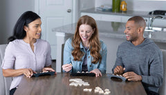 Goliath - Triominos Classic - Jeu de société populaire pour jeunes et adultes à partir de 6 ans - Jeu de société et amusant en famille pour 2 à 4 joueurs - Avec tactiques et stratégies pour enfants et adultes